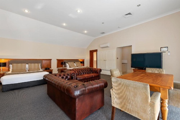 The Grand Hotel Launceston image 20